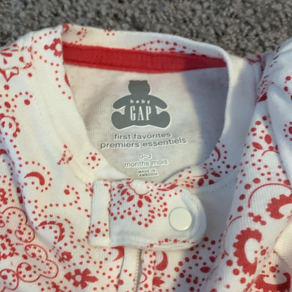 Baby Gap Red and White Sleeper Size 0-3 Month EUC - Picture 3 of 5